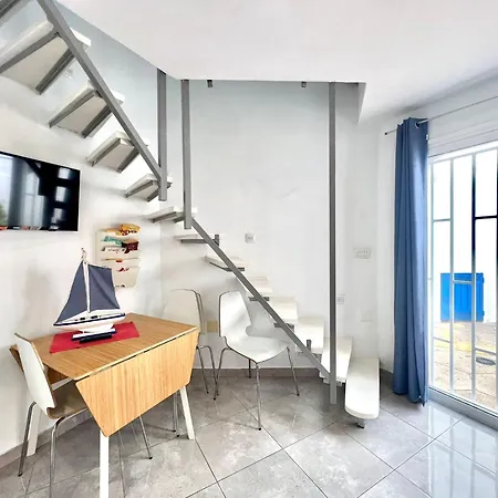 Apartment Modern 1br Bungalow 50 M To Beach